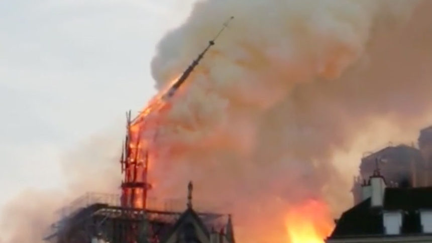 Гори катедралата "Нотр Дам" в Париж, куполът и покривът ѝ рухнаха