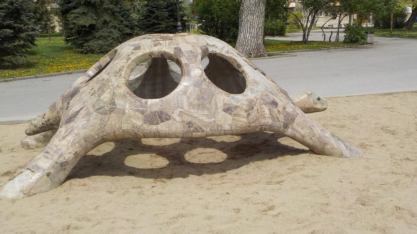 Почти всички костенурки са сред пясъчник, така са преценили, а някога не беше така и изглеждаха като нови.