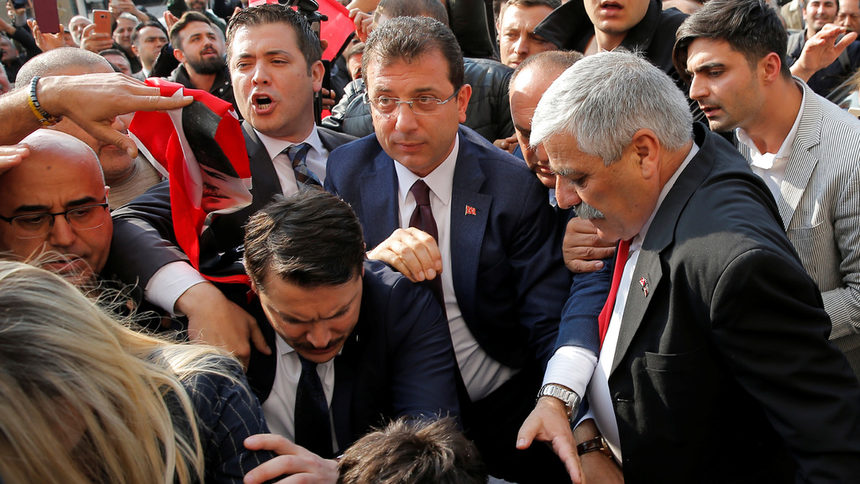 Привърженици приветстват Екрем Имамоглу при пристигането му, за да получи удостоверението за кметски мандат в Истанбул