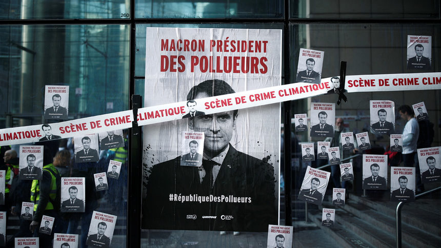 Плакат с надпис "Макрон, президент на замърсителите"