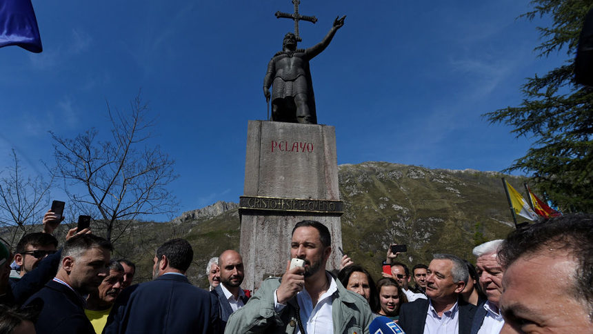 Лидерът на крайнодясната "Вокс" Сантяго Абаскал на митинг в Ковадонга в автономната област Астуриас в Северозападна Испания, 12 април 2019 г.
