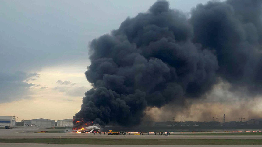 Руски самолет кацна аварийно в Москва след пожар, десетки загинаха (допълнена)