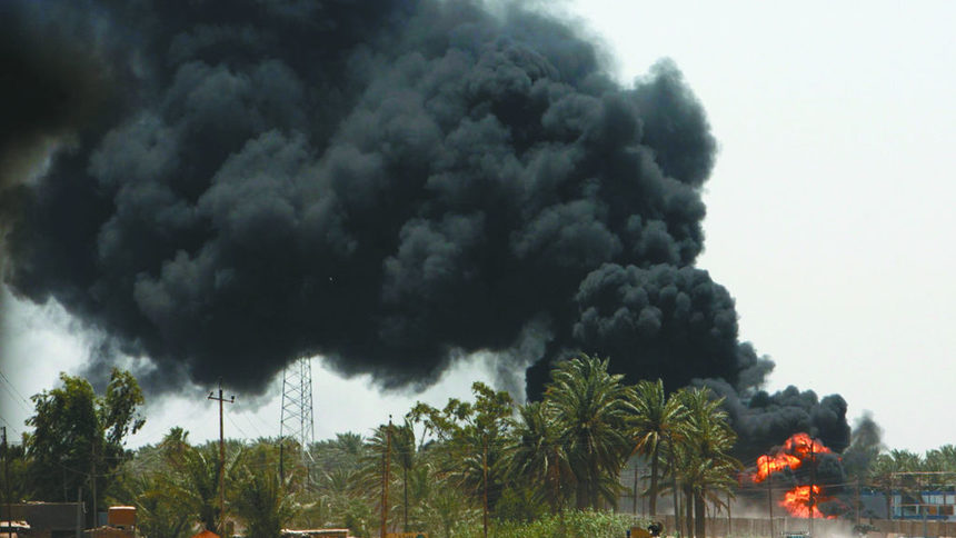 Гъст дим се издига над база на иракската полиция край град Ал Мешада, след като бунтовници взривиха цистерна с гориво 