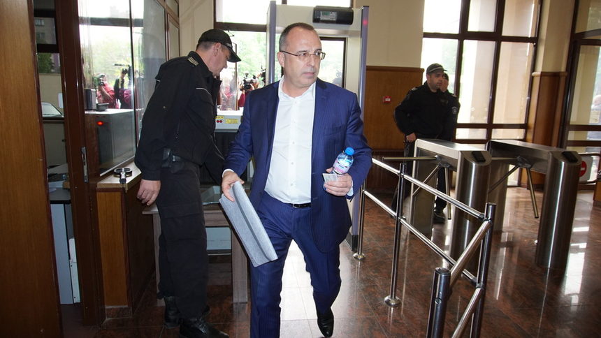 Порожанов се ползва с по-голямо доверие от верния съратник Цветанов, от преданата Цачева, от партийната надежда Делян Добрев, напуснали постове по знак на Лидера.