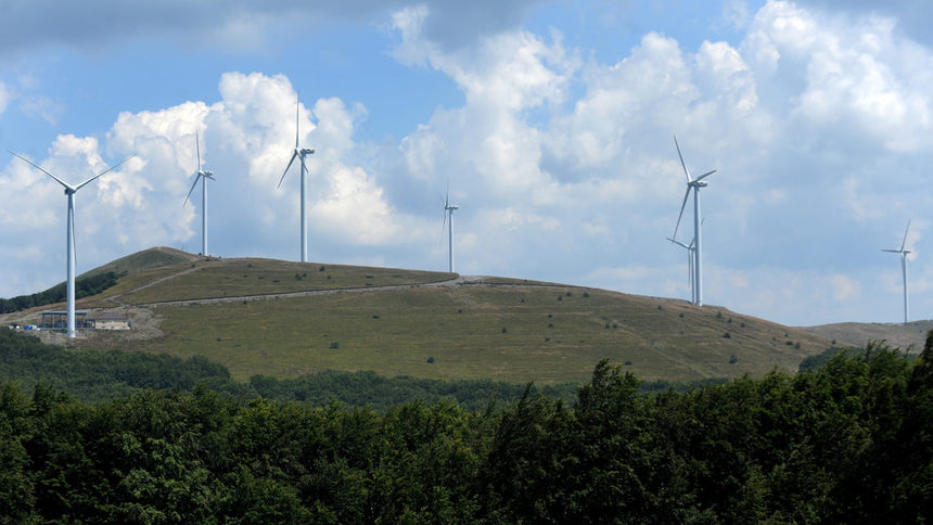 България единствена в ЕС планира да намали дела на зелената си енергия, сочи доклад