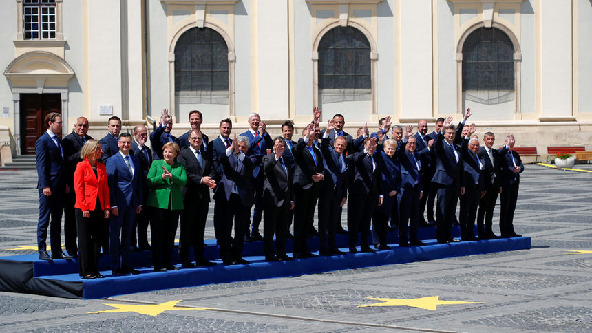 Лидерите на ЕС по време на срещата им в Сибиу през май.