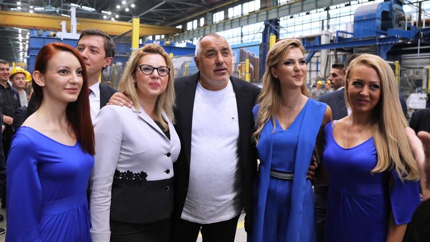 Борисов по време на обиколката в последните седмици, за която твърди, че няма нищо общо с предизборната кампания, а е част от работата му на премиер.