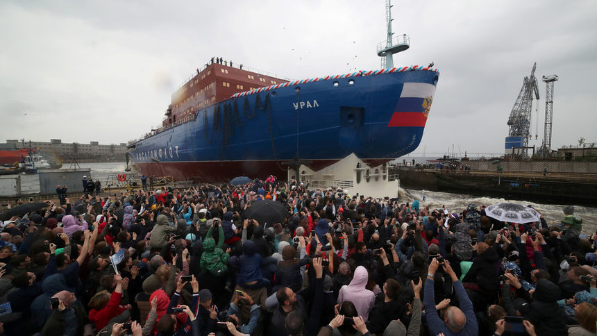 Русия пусна на вода третия си нов мощен ледоразбивач (видео)