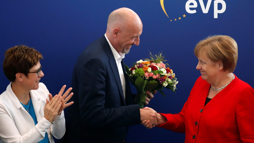 Германският канцлер Ангела Меркел и председателят на Християндемократическата партия (ХДС) Анегрет Крам-Каренбауер поздравяват кандидата на изборите в най-малката провинция Бремен, Карстен Майер-Хедер. Победата на консерваторите в Бремен е от малкото добри новини за партията от снощи. Въпреки че тя спечели евроизборите, резултатът ѝ, както и възходът на Зелените, сочат, че в Германия продължава кризата на т. нар. "народни партии". Такива в Германия са и християндемократите, и социалистите.