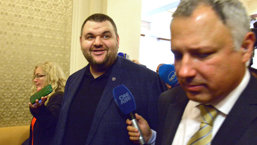 "Аз съм избран за народен представител, тук съм. Ходя си в районите и работя за хората", обяви Пеевски при втората си поява в парламента в рамките на две години