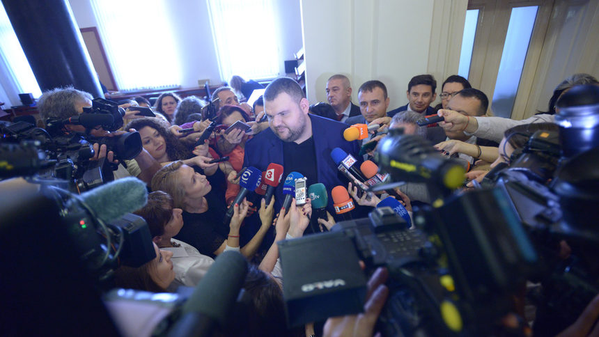 Идването на работа Делян Пеевски за втори пореден ден предизвика огромен медиен интерес.