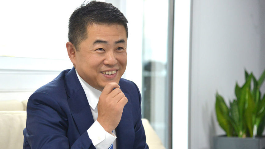 Лонгруи Циу е трета година регионален мениджър на "Хуауей" за потребителските стоки и услуги
