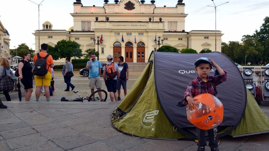 От няколко дни в София отново има протести против новите регулации за къмпингуването. На фона на критиките, че желаещите по-либерален режим и възможности за свободно къмпиране, увреждат природата и замърсяват, данните на Евростат показват, че в България няма почти никакви регламентирани места за регулирано къмпингуване. (Снимката е архивна)
