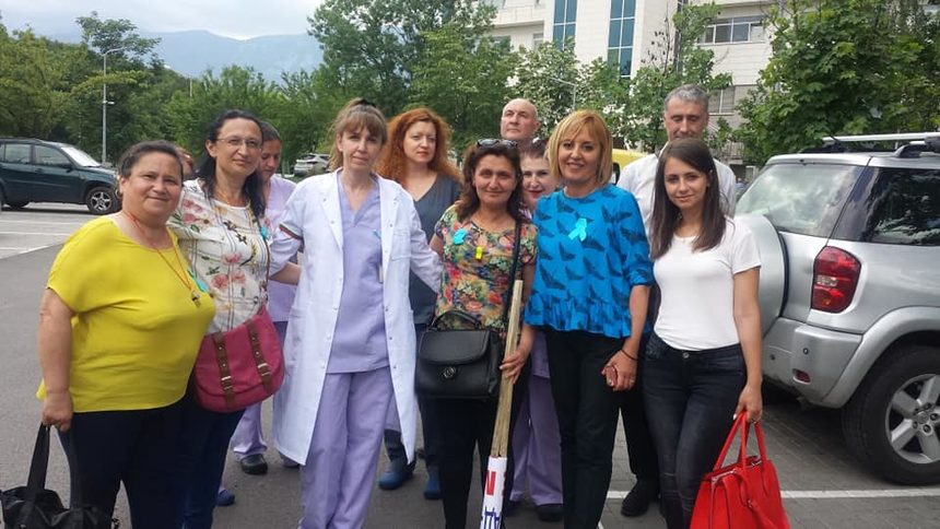Мая Илиева (в средата) с омбудсмана Мая Манолова при един от последните протести на медицинските специалисти в средата на юни, който беше по повод сигнали от медицинската сестра за оказван върху нея натиск