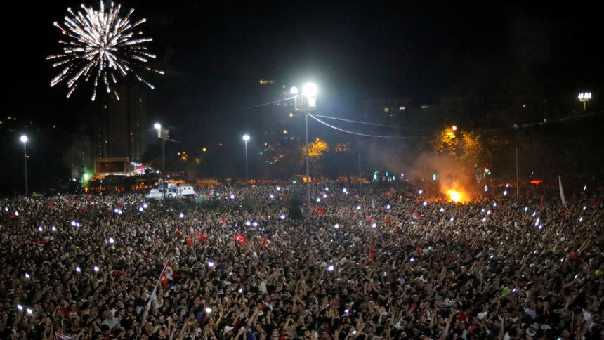 Митингът за победата на Екрем Имамоглу снощи.
