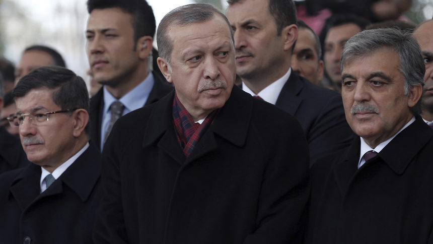 Бившият премиер и външен министър Ахмет Давутоглу, президентът Реджеп Тайип Ердоган и предшественикът му на поста Абдуллах Гюл (по това време Ердоган бе премиер), 4 ноември 2016 г.