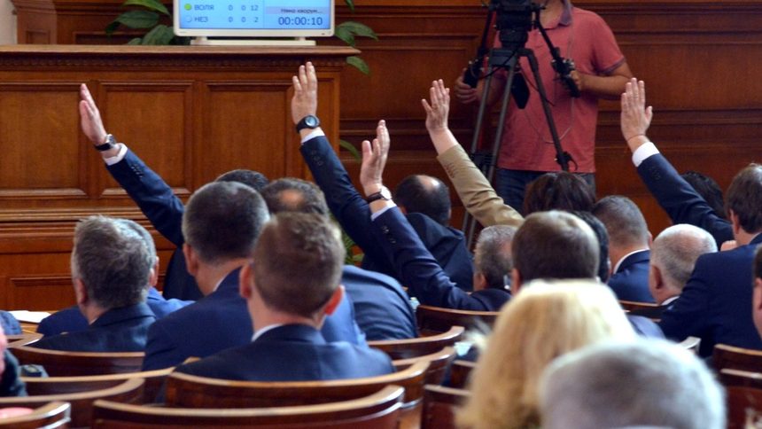 Депутати от БСП заявяват изказване с вдигната ръка.