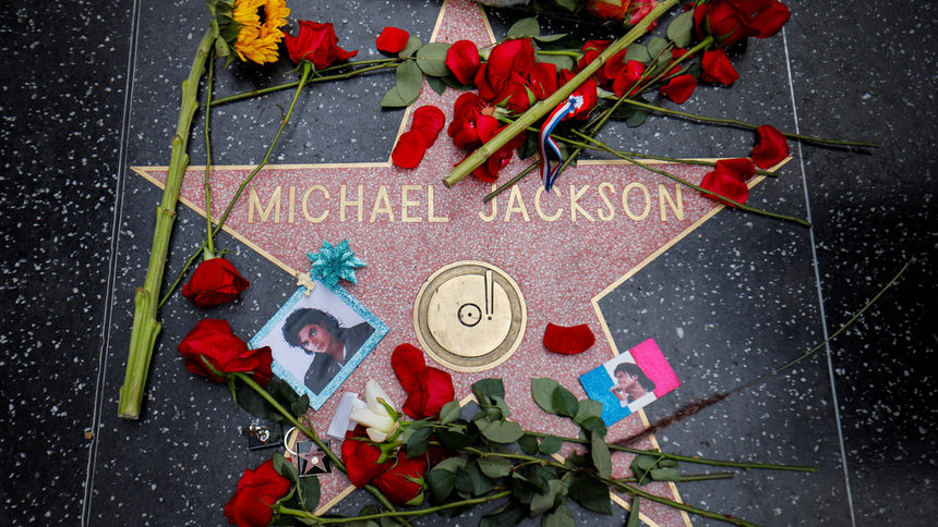 Цветя върху звездата на Алеята на славата на Майкъл Джексън 10 години след смъртта му