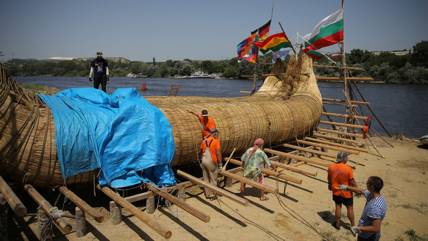 Индианци строят тръстиков кораб за плаване от Варна до Александрия