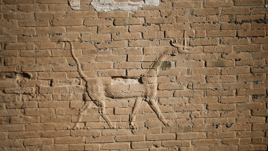 Дракон, изобразен на една от запазените останки от сградите във Вавилон