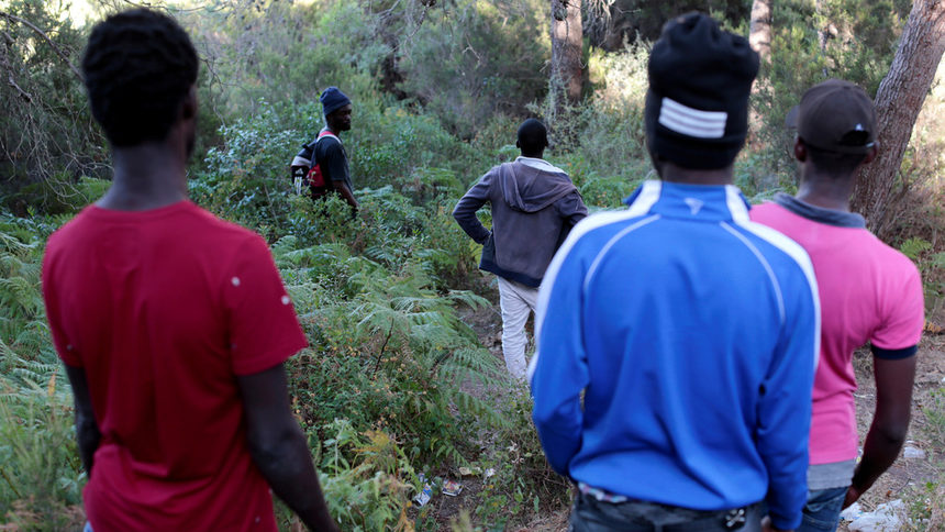 Решени да стигнат до Европа мигранти потеглят въпреки опитите на Мароко да ги спре