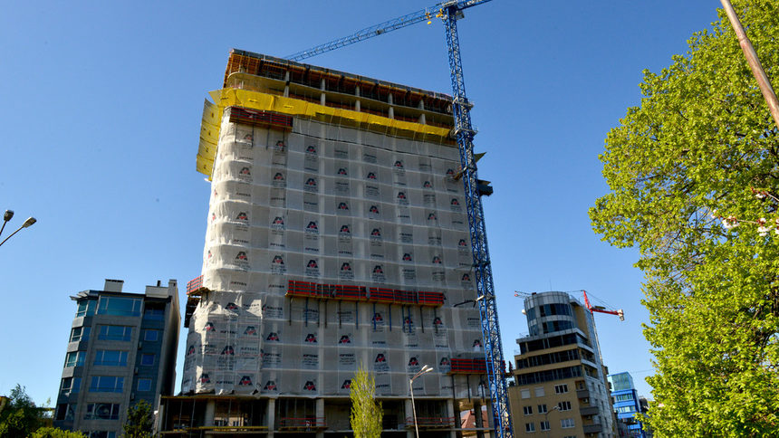 Строежът на небостъргача "Златен век" само временно е спрян на 18-ия етаж, предупреждават активистите от "Лозенец".