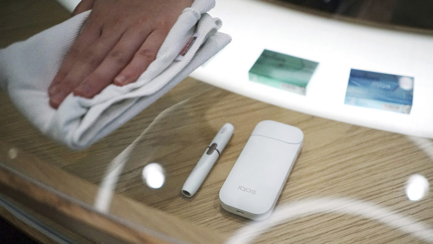 СЗО посочва сред по-популярните продукти за загряване на тютюн IQOS на Philip Morris International, Ploom TECH на Japan Tobacco International, Glo на British American Tobacco и PAX на PAX Labs.