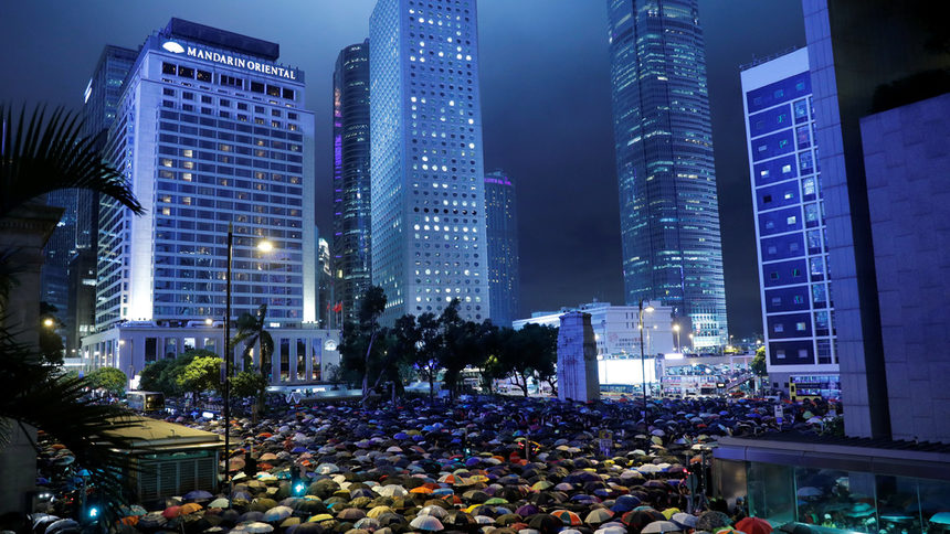 Хиляди държавни служители в Хонконг протестираха за пръв път въпреки забраната