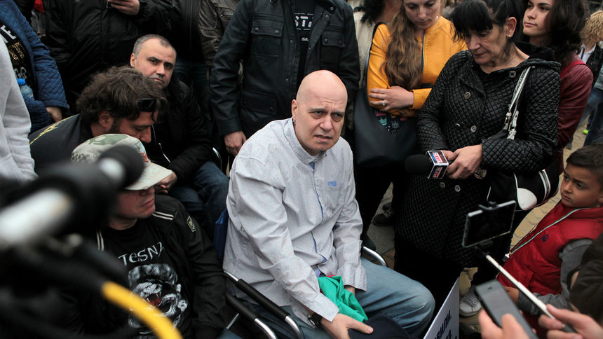 Слави Трифонов на протест пред Народното събрание през 2017 г.