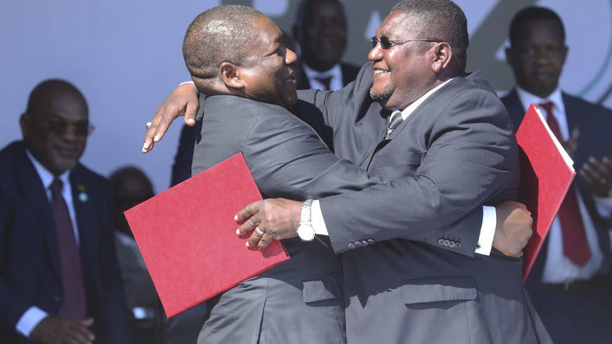 Президентът Филипе Нюси и водачът на бившето партизанско движение Мозамбикска национална съпротива (РЕНАМО) Осуфо Момаде подписват историческото споразумение, 1 август 2019 г.