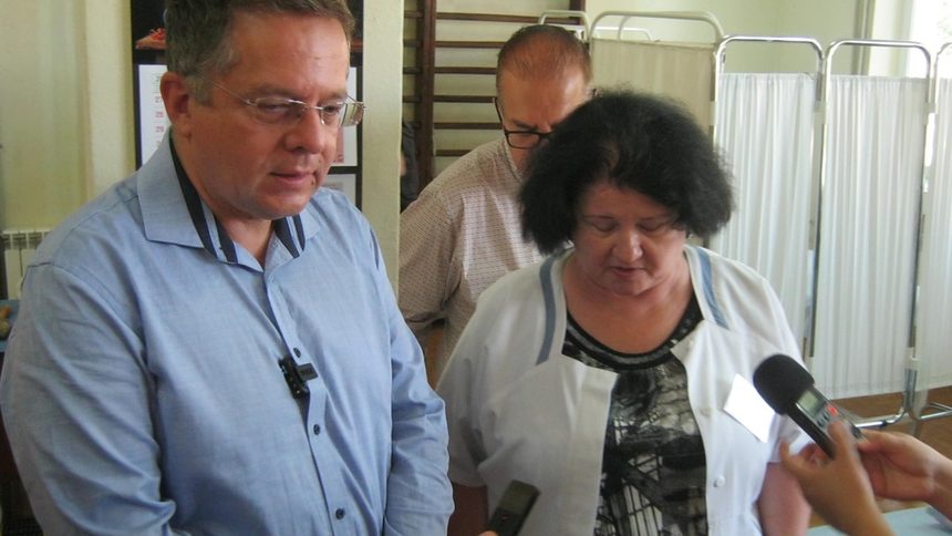 Д-р Елена Дамянова, завеждащ физиотерапията на 12-и ДКЦ, показа обновеното отделение на зам.-кмета Дончо Барбалов.
