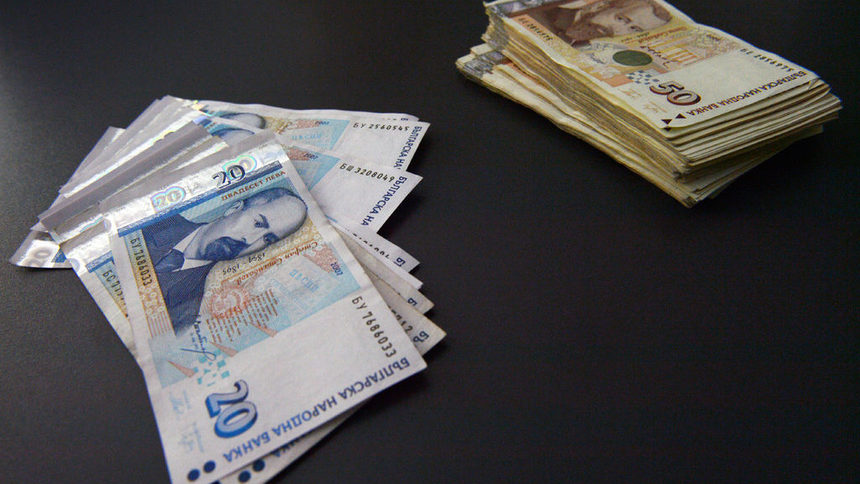 За една година средната месечна заплата е нараснала с 12%