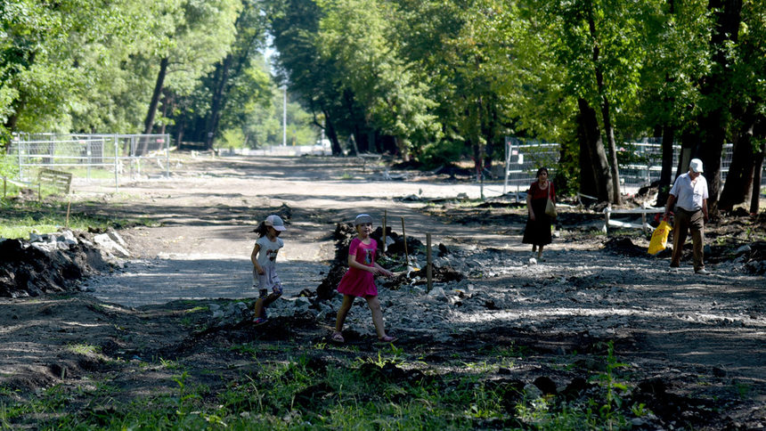 Алеите в Западния парк вече втора година стоят разкопани