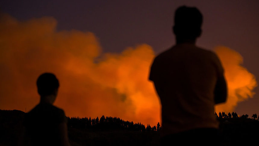 Горски пожари наложиха евакуацията на близо 2000 души на Канарските острови
