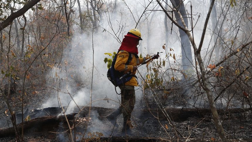 След Бразилия - Боливия: горите там също пламтят