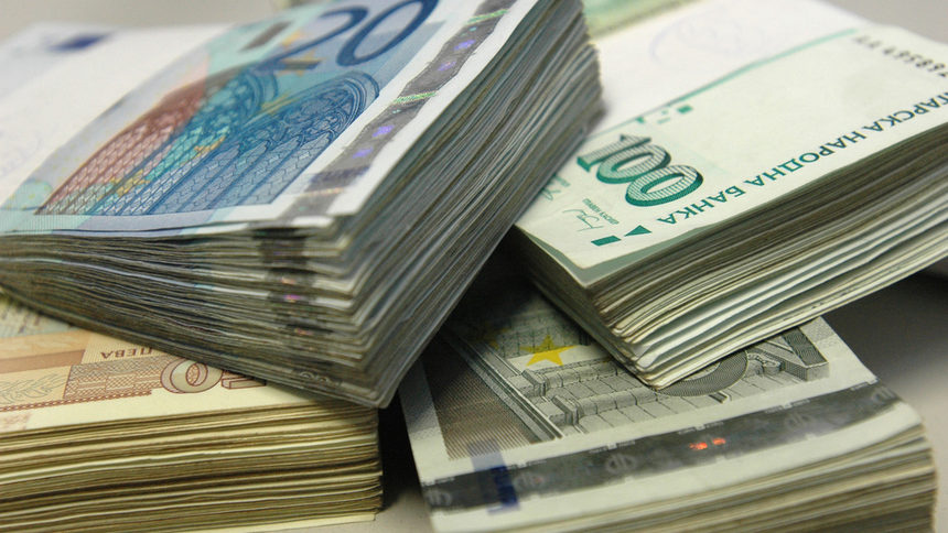 От октомври банките повишават таксите