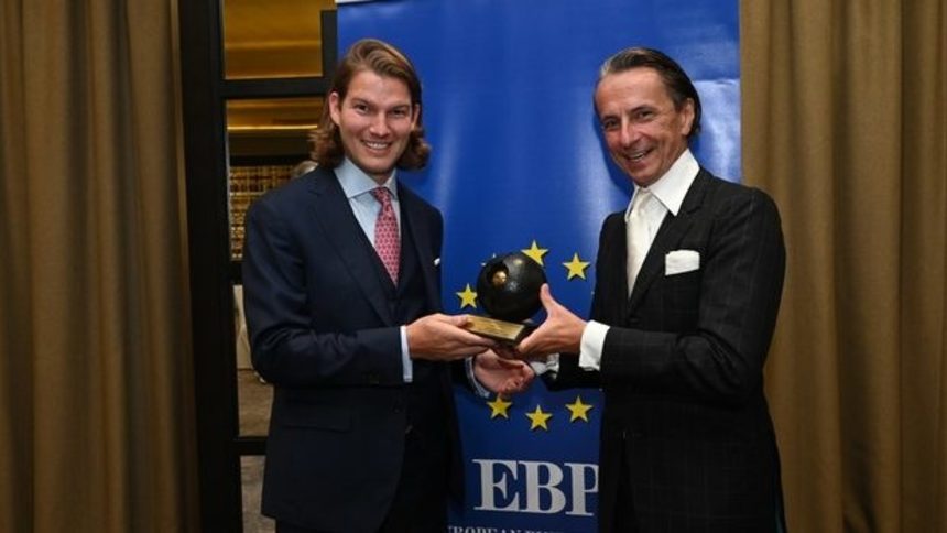 Валентин Щалф (вляво) получи наградата по време на годишната среща на EBP в София.