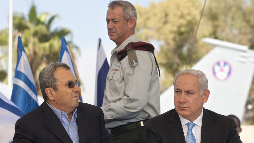 Израелският премиер Бенямин Нетаняху (вдясно) с тогавашния министър на отбраната Ехуд Барак и тогавашният началник на генералния щаб Бени Ганц, 2011 г.