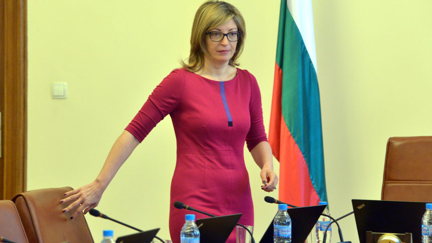 България винаги е имала "много ясно" условие към Северна Македония, смята Захариева