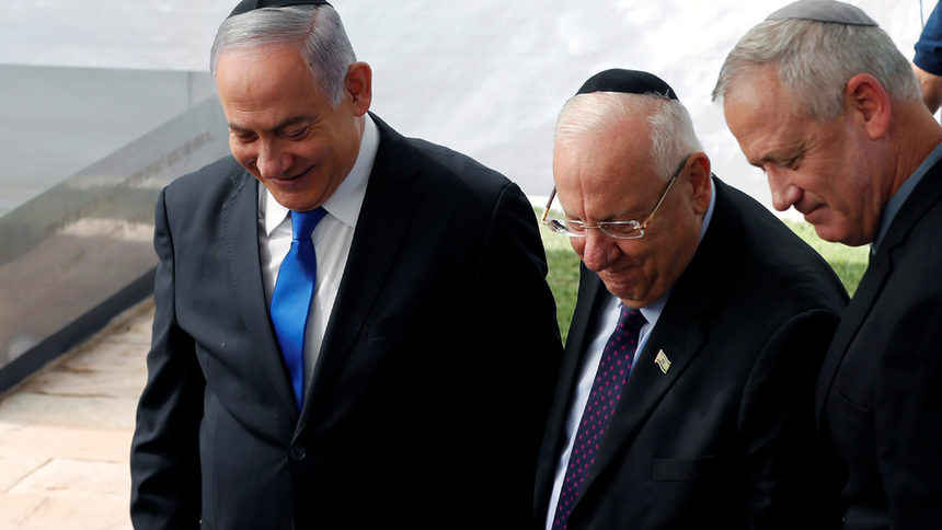 Израелският премиер Бенямин Нетаняху, президентът Реувен Ривлин и лидерът на партия "Синьо и бяло" на церемония в памет на покойния президент Шимон Перес в Ерусалим