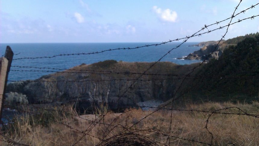Бившата гранична линия между плаж Силистар и село Резово все още е препречена от телена ограда, а зоната с ограничен достъп през 80-те години започва още от село Синеморец, което днес е оживено летовище.