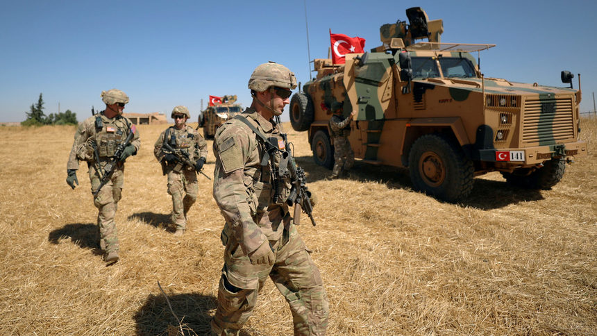 Американски войници по време на патрул с турски колеги по границата със Сирия