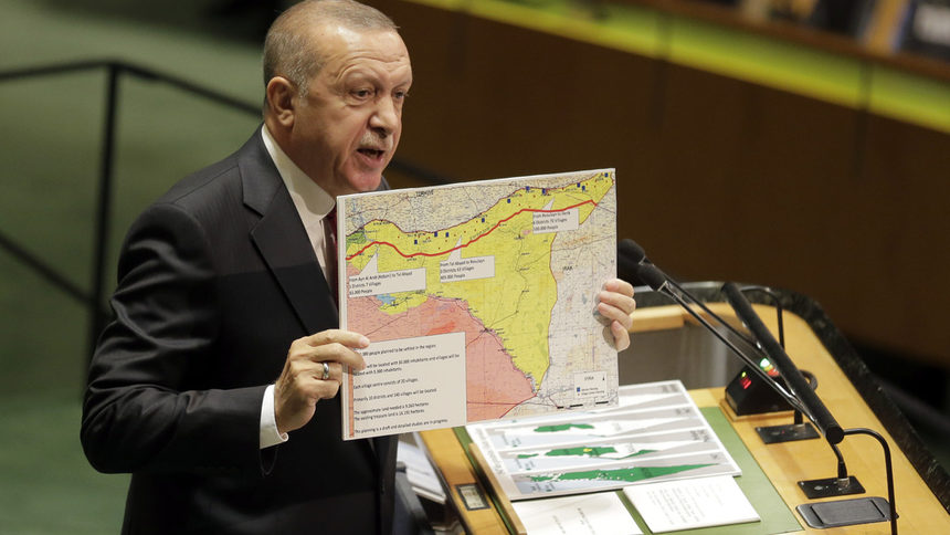 Турският президент Реджеп Тайип Ердоган показва карта на Сирия по време на речта си пред Общото събрание на ООН
