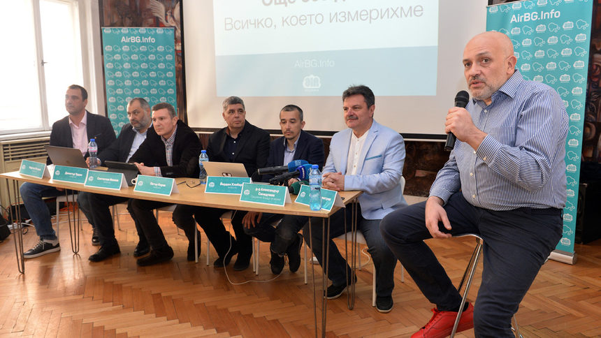 Стефан Димитров (вдясно) и част от екипа на AirBG, извършил изследването на въздуха в София за азотен двуокис