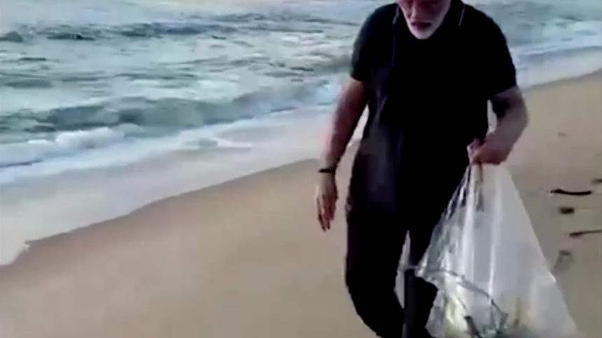 Индийският премиер събра боклуци от живописен плаж