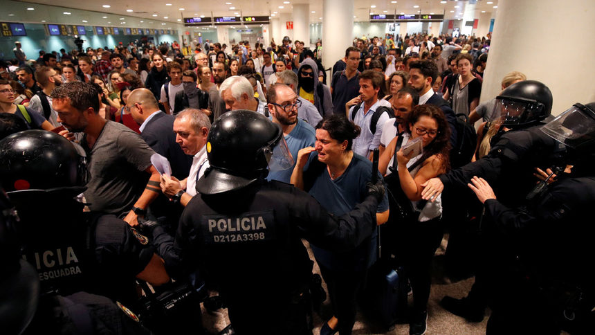 Ожесточени сблъсъци на летището в Барселона след присъдите срещу каталунските сепаратисти