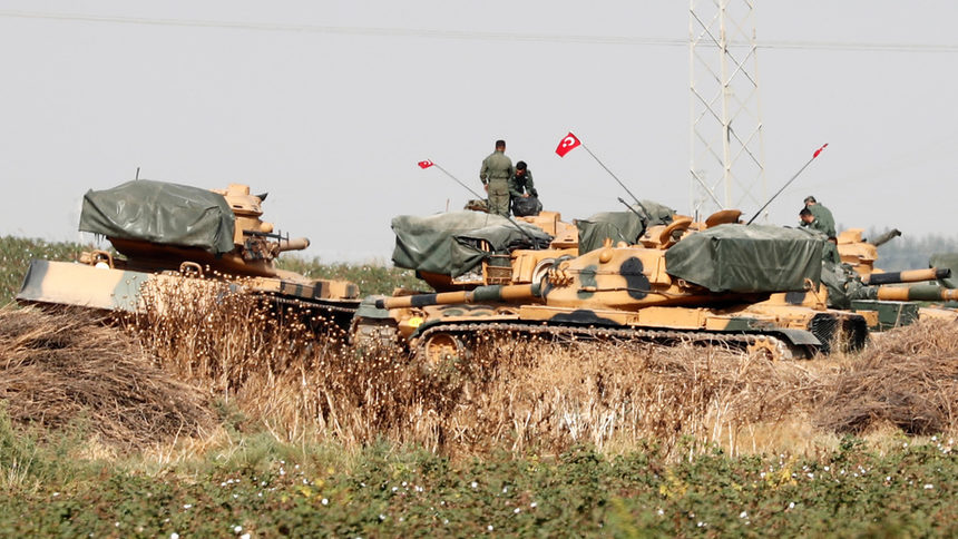 Турски танкове в Шанлъурфа, недалеч от границата със Сирия.
