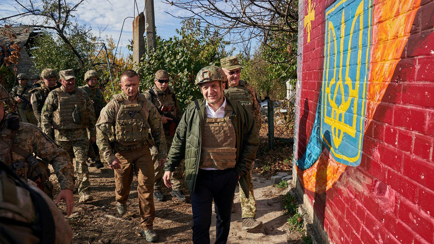 Президентът Володимир Зеленский на посещение на линията, разделяща правителствената армия от подкрепяните от Русия украински сепаратисти в Източна Украйна.