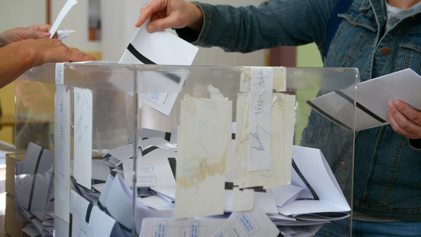 Вече са приети протоколите на секционните избирателни комисии в София и членовете на комисиите са си тръгнали