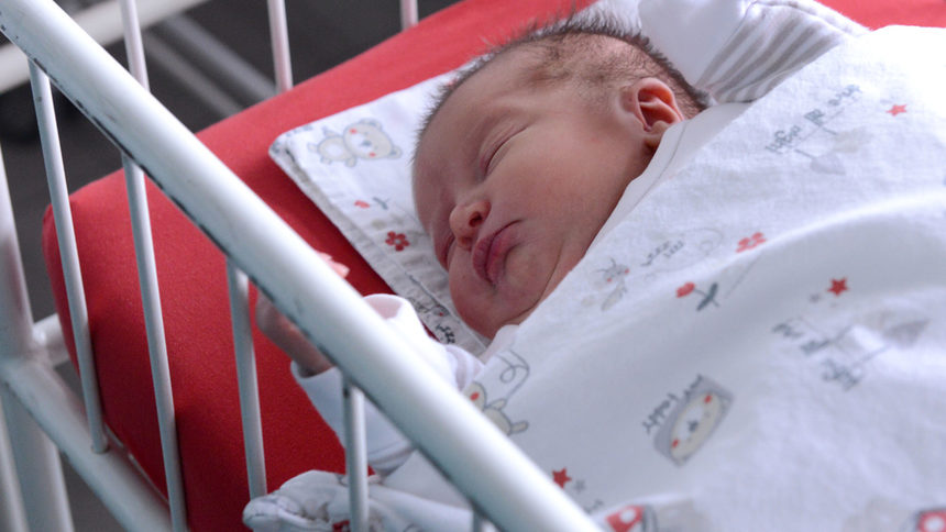 Полша забрани на самотните жени да забременяват чрез инвитро